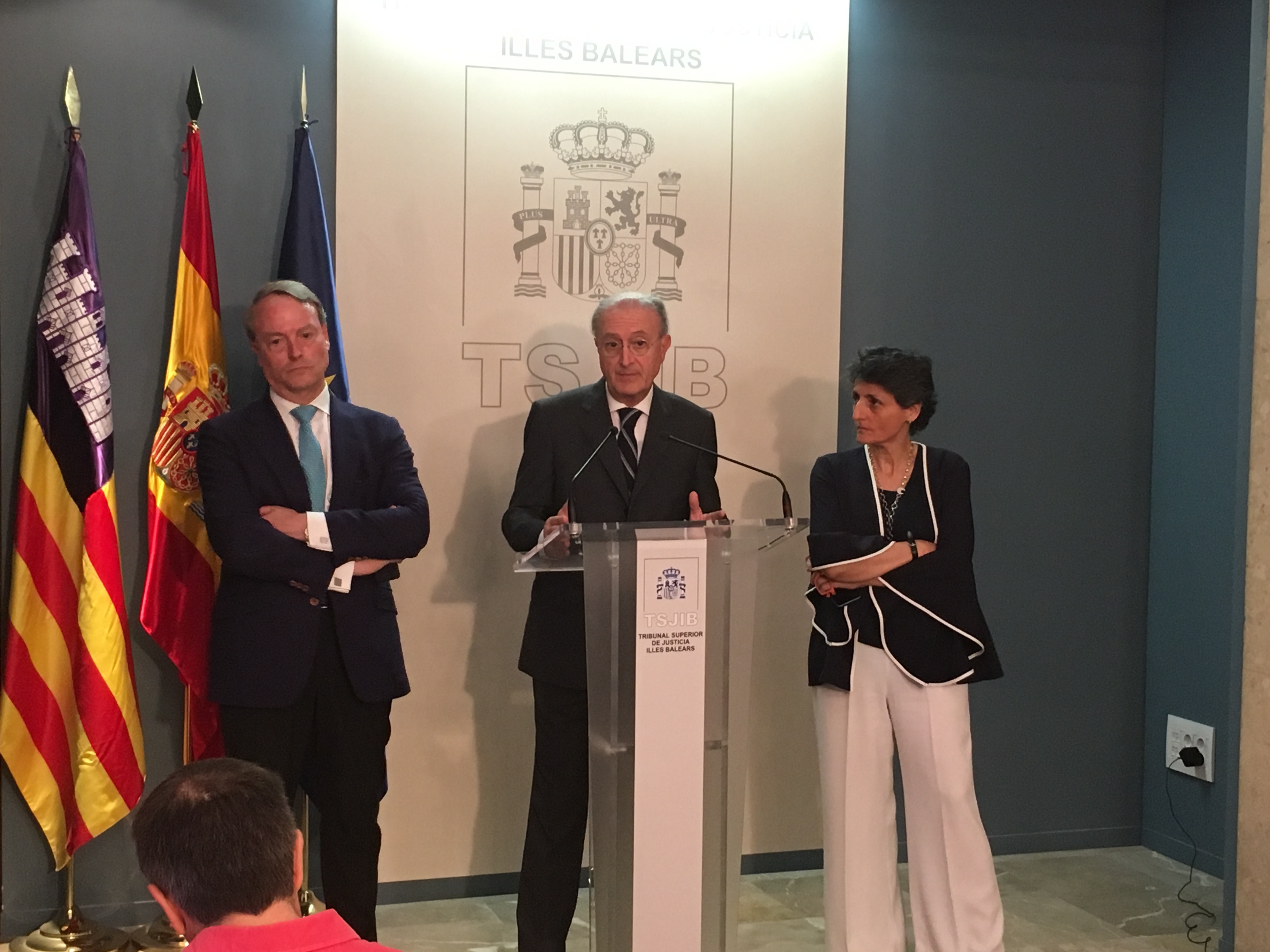 Los vocales del CGPJ Mar Cabrejas Guijarro y Gerardo Martínez Tristán con el presidente del Tribunal Superior de Justicia de les Illes Balears Antonio J. Terrasa